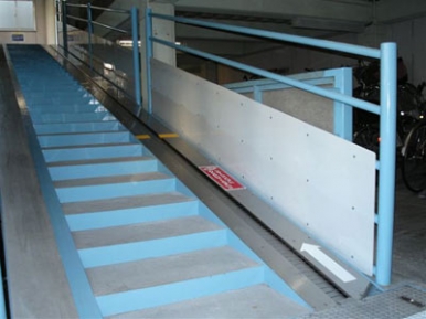 【直線階段】大井町駅駐輪場スロープ付き階段